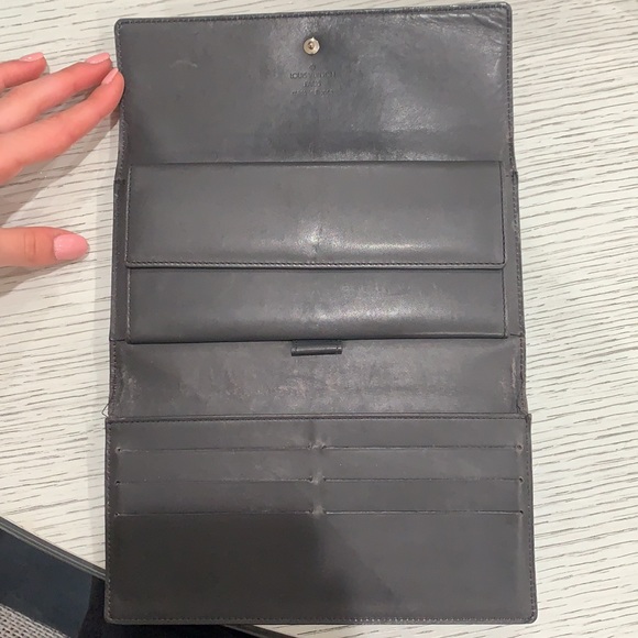 it’s a black louis vuitton wallet with 6 card holders and a holder for cash - Picture 3 of 4